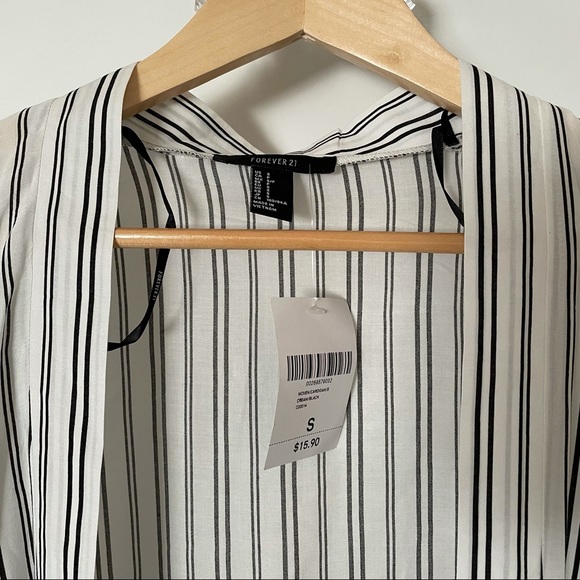 Forever 21 Short Sleeve - Picture 2 of 3